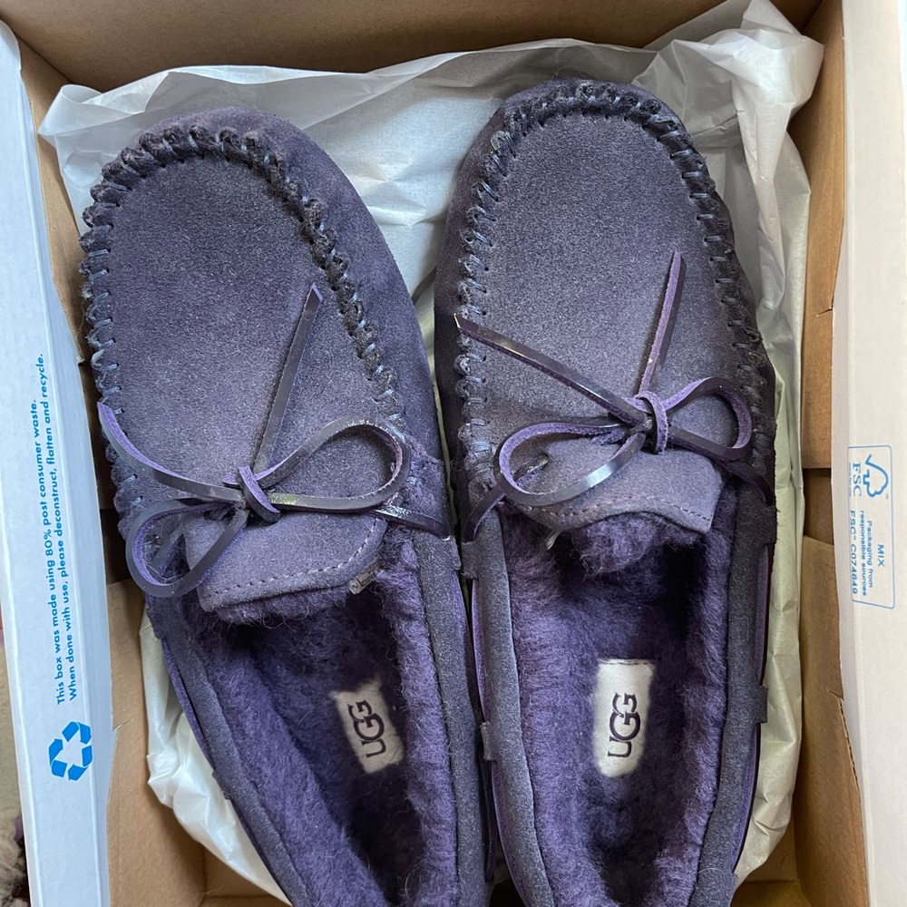Ugg Dakota moccasin in nightshade purple